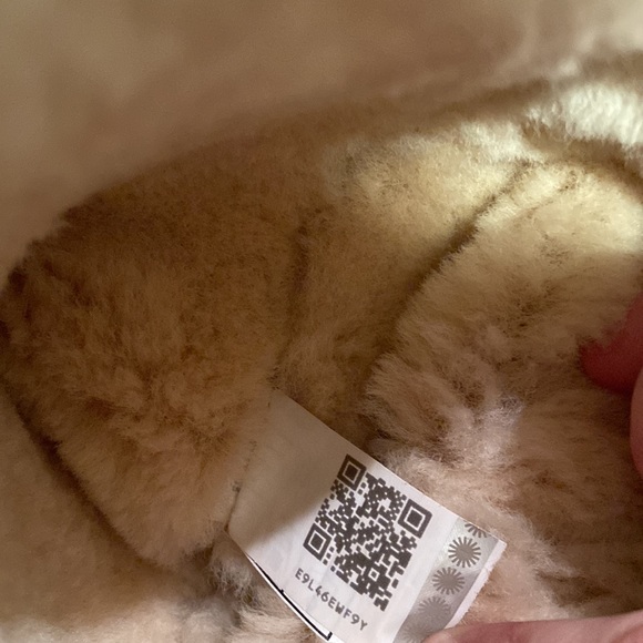 Ugg Chestnut Amie Boots - Picture 8 of 8